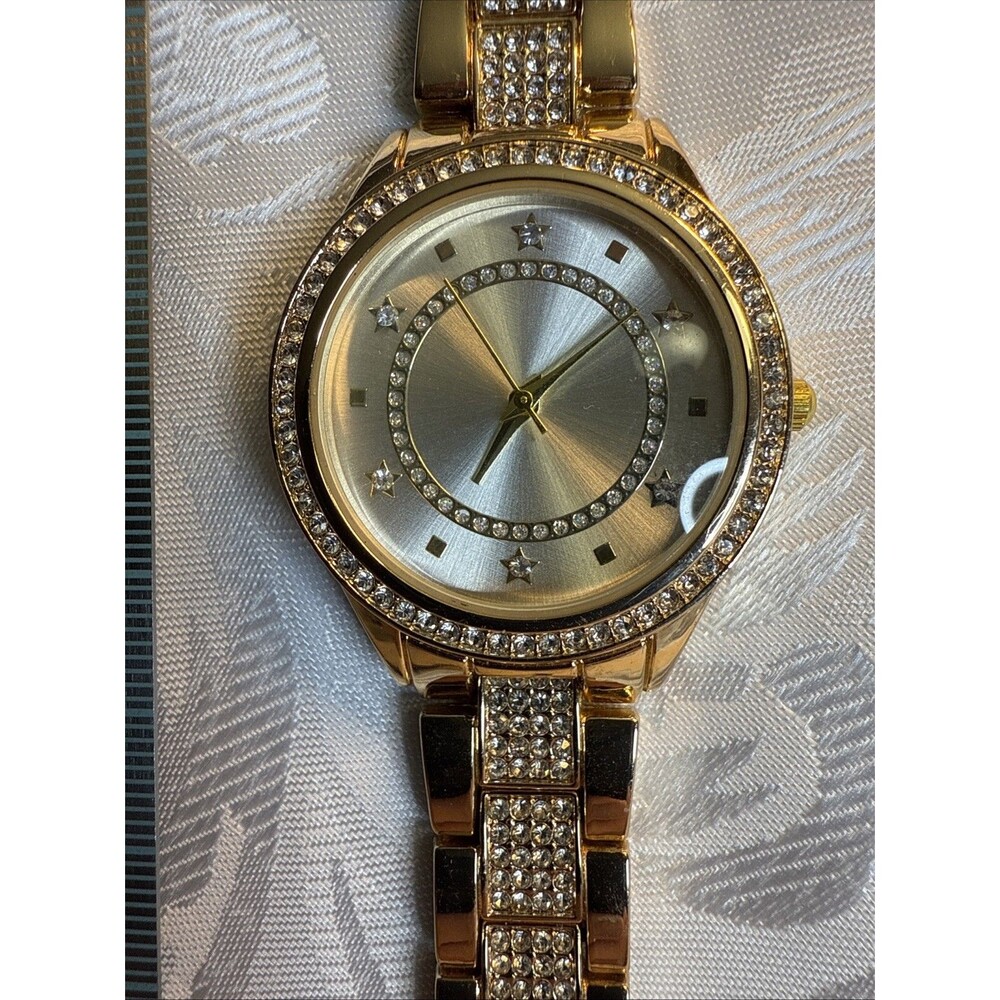 Beautiful Gold Watch With Lots Of Sparkles
